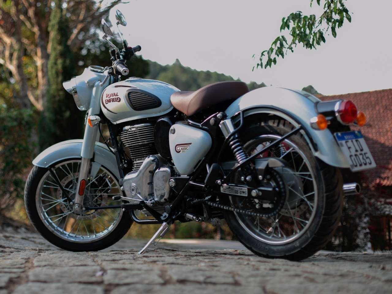Royal Enfield Classic 350 Signature White tank design